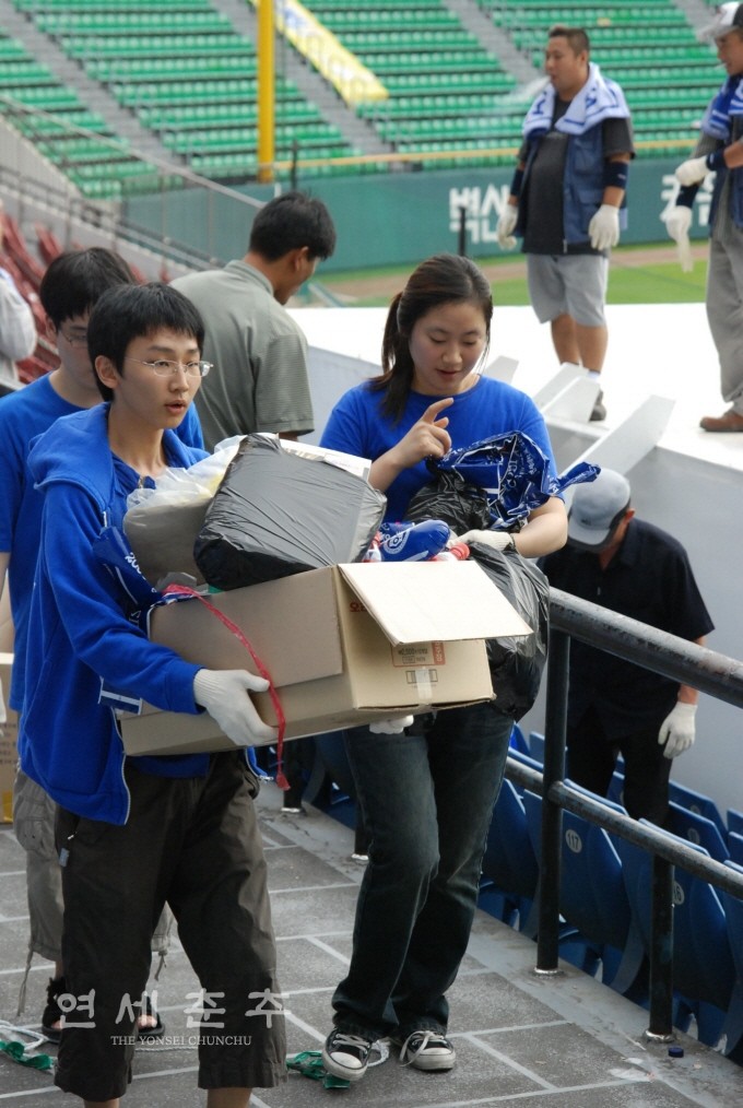 1학년 학생들이 지난 5일 잠실 야구경기장에서 열린 연고전 야구경기가 끝난 후 RC봉사활동의 일환으로 쓰레기를 정리하고 있다.