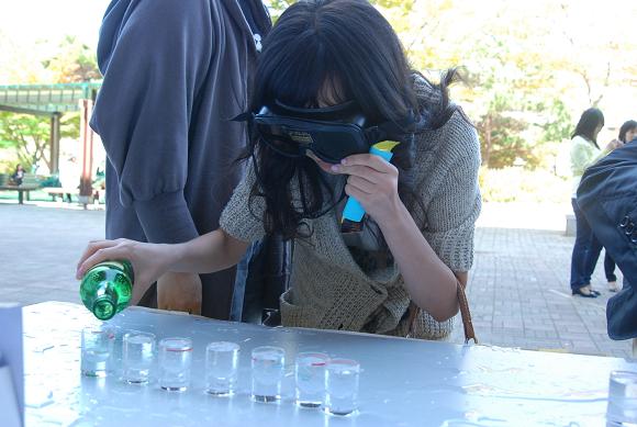 지난 9월 29일부터 10월 2일까지 ‘절주페스티벌’이 열렸다. 한 여학생이 ‘음주가상체험’에서 음주상태를 체험할 수 있는 안경을 쓰고 조심히 물을 따르고 있다.