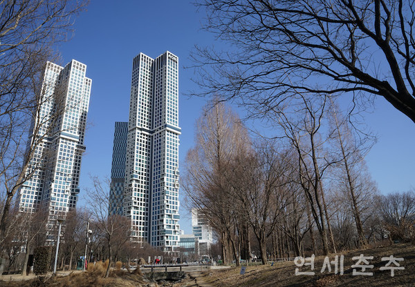 ▶▶공공공간 서울숲은 도시의 포용성을 높이고 통합성을 제고할 목적으로 조성됐다. 그러나 일대에서 젠트리피케이션 현상과 함께 공간의 계층화가 관찰됐다. 이에 도시 공간 내부의 격차 및 불평등을 해결하기 위한 ‘포용도시’ 담론이 제시되고 있다.