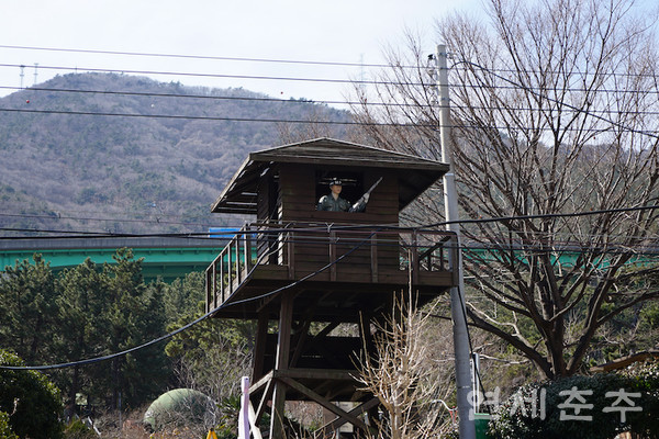 ▶▶유적공원 입구의 감시탑. 모형 헌병이 유적공원을 지키고 있다.