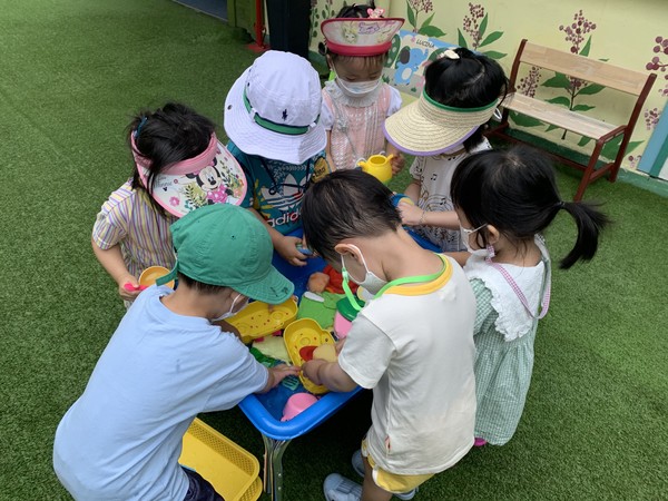 ▶▶ 서울의 한 국공립 어린이집에서 아이들이 교구를 가지고 놀고 있다. 배선영 제공