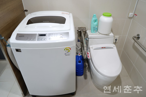▶▶ 일부 신촌캠 장애인화장실에는 세탁기와 빨래 도구가 놓여있어 이용이 제한된다.