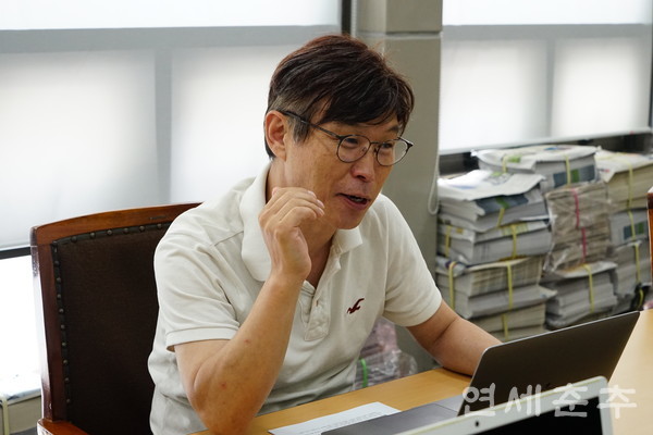 ▶▶ 대학 교수 시절 한국 대학의 구조적 문제를 절감한 조형근(55)씨는 현재 교수 직함을 내려놓고 동네 사회학자로서 다양한 의견을 개진하고 있다.