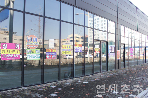 ▶▶ 충북혁신도시의 중심가 '원중로'의 상가는 공실이 많아 임대 현수막이 즐비했다.