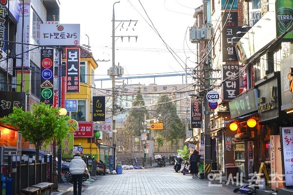 ▶▶ A 초등학교 정문 앞에 펼쳐진 신촌의 술집 거리.