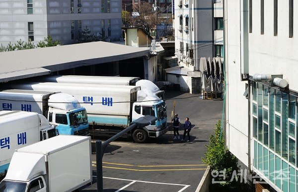▶▶ 서울의 한 물류센터에 택배 트럭이 줄지어 배송을 기다리고 있다.
