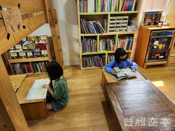 ▶▶ 마을돌봄 기관 '도토리마을 방과후교실'에서 책을 읽는 아이들의 모습이다.