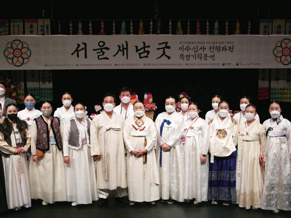 ▶▶ 서울새남굿 전수자들이 무형문화재 전수교육관에서 공연을 하고 있다.