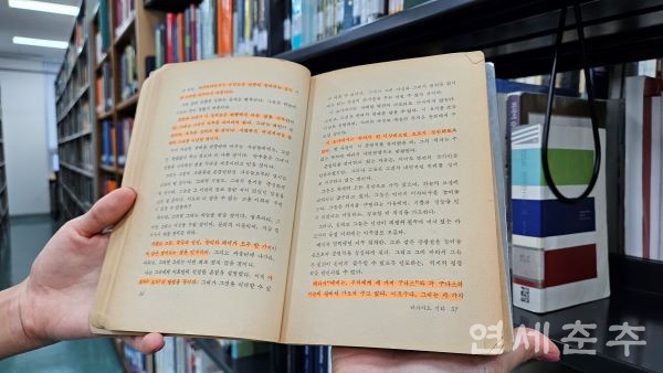 ▶▶ 우리대학교 도서관에는 형광펜 표시, 필기 등의 낙서로 훼손된 도서가 많다. 지속가능한 도서관을 위해 이용자들의 올바른 도서 이용이 절실하다.