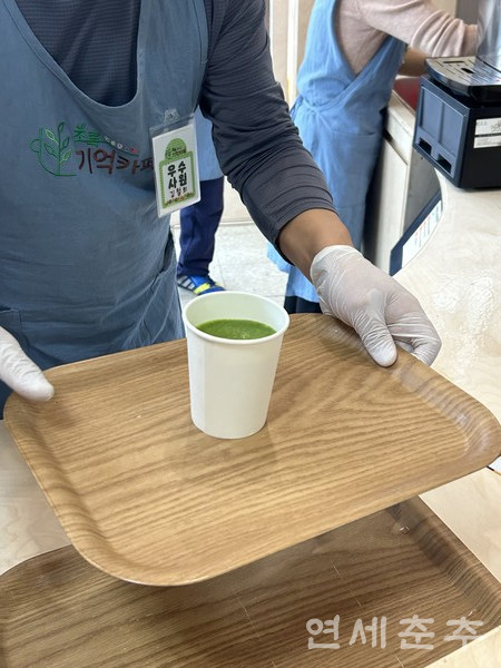 캡션: 직원이 직접 재배한 식물로 만든 음료를 제공하고 있다.