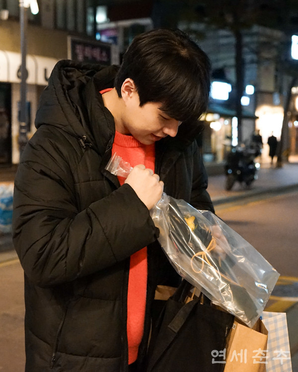 ▶▶ 김승준 역할을 맡은 배우 하윤성(29)씨가 퇴근길에 팬의 선물을 받고 있다. 선물을 받은 배우의 얼굴엔 미소가 가득하다.