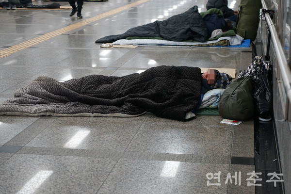 ▶▶ 서울역은 거리로 나온 노숙자들의 쉼터가 돼준다. 역의 지하통로 한편은 침낭, 박스 등 그들의 짐으로 가득하다. 늦은 밤, 무심히 스쳐 가는 행인들 사이에서 이들은 짧은 잠을 청한다.