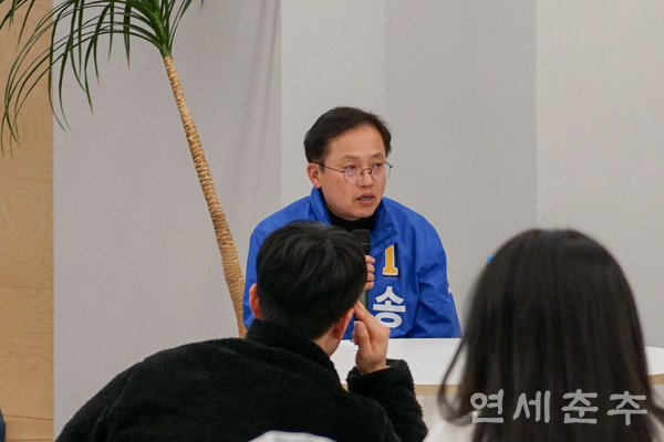 ▶▶ 원주시 을 더불어민주당 송기헌 후보가 학생들과 질의응답을 나누고 있다.