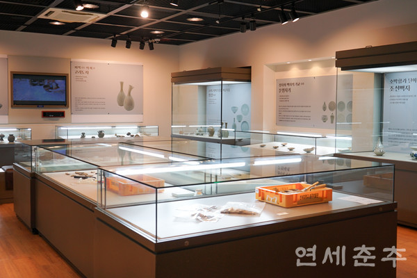 ▶▶ 우리대학교 원주박물관이 지난 4일부터 29일까지 연세대학교 원주 박물관 전시실에서 ’그릇, 담고 채우다‘ 특별 전시를 개최한다. 이번 전시는 연세대학교 원주박물관이 주관하고, 대학혁신지원사업의 후원을 받았다. 원주박물관장 왕현종 교수는 “그릇을 통해 급변하는 사회 속에서 변하지 않는 가치와 한국적 정서에 대해 다시 한번 생각해 볼 수 있기를 희망한다”고 말했다.