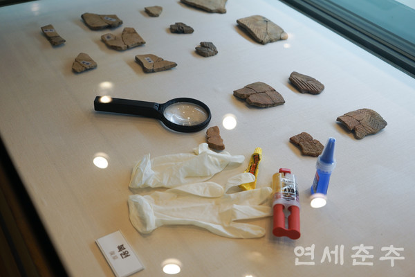 ▶▶ 빗살무늬토기는 우리나라 선사시대를 대표하는 토기다. 빗살무늬토기는 그 이름에서 유추할 수 있듯, 토기의 바깥면에 빗살무늬가 있다.