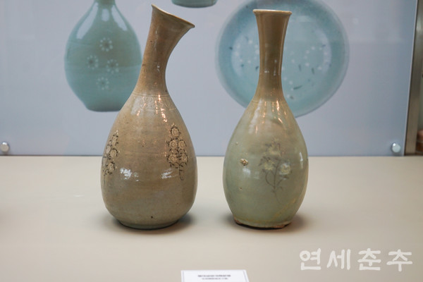▶▶ 고려시대를 대표하는 그릇은 고려청자다. 고려청자는 10세기 무렵, 중국의 제작 기술을 받아들여 만들었다. 왕 교수는 “고려시대 초기에는 점토를 고르는 과정부터 가마를 쌓는 과정까지 전부 중국에서 받아들였다”고 말했다. 12세기 무렵에는 중국의 청자와는 다른 독자적인 형태가 나타나기 시작했다. 원주박물관은 “고려청자가 중국 청자와 가장 차별되는 것은 푸른빛을 띠는 것”이라며 “금속공예에 활용되던 기법을 사용해 그 무늬 또한 아름답다”고 말했다.